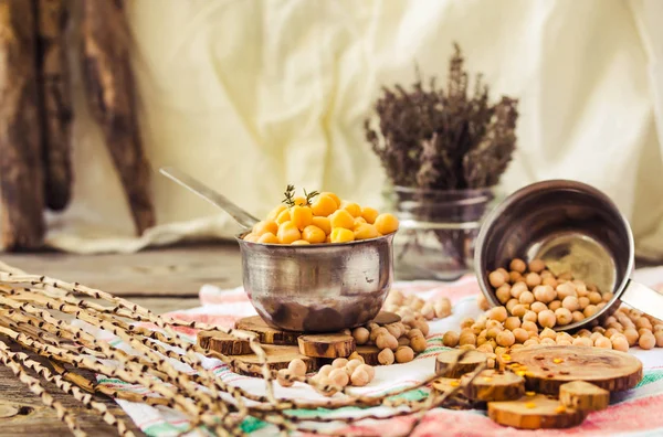 Getrocknete Und Gekochte Kichererbsen Vegetarisches Protein Thymianzweige Einem Glas Trocknen — Stockfoto