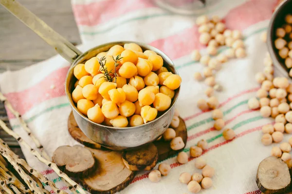 Garbanzos Secos Cocidos Proteína Vegetariana Secar Las Ramitas Tomillo Frasco — Foto de Stock