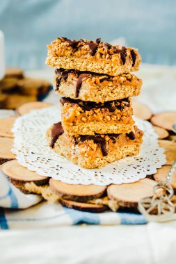 Tuz tarihi karamel ve Chocola ile organik ev yapımı granola barları