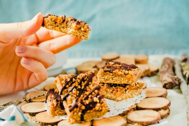 Organik müsli ve kurutulmuş meyve barları. Sağlıklı kahvaltı ve snack