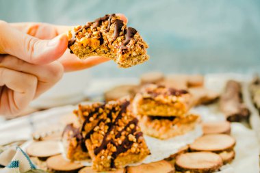 Organik müsli ve kurutulmuş meyve barları. Sağlıklı kahvaltı ve snack