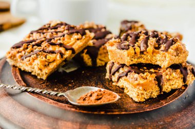 Tarih karamel ve çikolata ile granola bar kek. Sağlıklı tatlı 