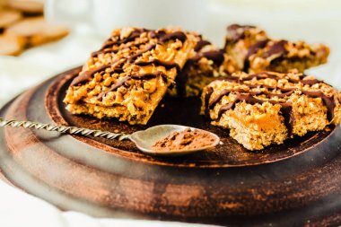 Tarih karamel ve çikolata ile granola bar kek. Sağlıklı tatlı 