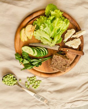 Yeşil salata ile bir parça ekmek için malzemeler. Bir taze yapmak 