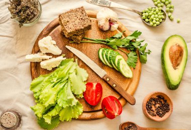 Yeşil salata ile bir parça ekmek için malzemeler. Bir taze yapmak 