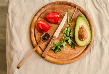 Guacamole ahşap oyun tahtası için malzemeler. Maydanoz, avokado, t