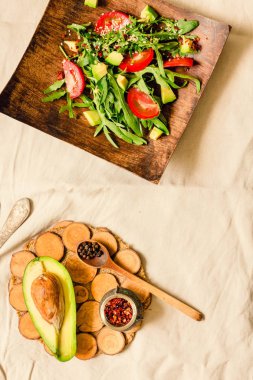 Taze hafif yeşil salata avokado ve domates ahşap pl