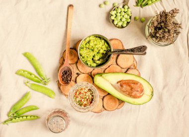 Tatlı yeşil bezelye ve biberiye, avokado sos (guacamole) 