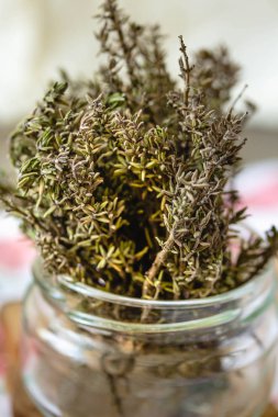 Kurutulmuş dal biberiye bir kavanoza. Çim baharatlı. Baharat.