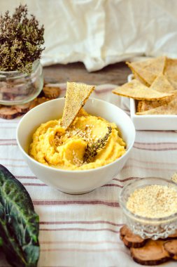 Ev yapımı lezzetli kabak humus. Şükran günü meze DIP wo üzerinde