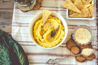 Geleneksel Orta Doğu meze humus otlar, denizler ile hizmet.