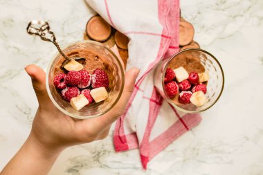 Muz ve çilek ile ev yapımı koyu çikolata mus. Diyet det