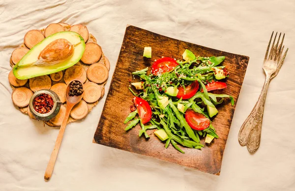 Friss könnyű zöld saláta avokádóval és egy fából készült pl paradicsom — Stock Fotó