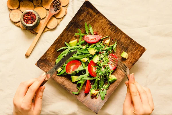 Ensalada verde claro fresco con aguacate y tomates en una pl de madera — Foto de Stock