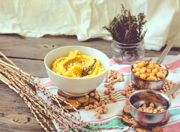 Gesunder hausgemachter Hummus mit Kurkuma und Rosmarin auf rustikalem — Stockfoto