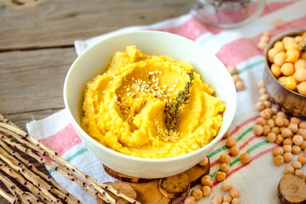 Hälsosam hemlagad Hummus med gurkmeja och rosmarin på en rustik w — Stockfoto