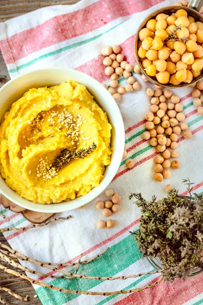 Entrée traditionnelle du Moyen-Orient Hummus servi avec des herbes, des mers — Photo