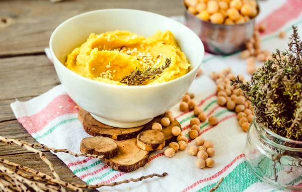 Traditionelle Nahost-Vorspeise Hummus serviert mit Kräutern, Meeren — Stockfoto