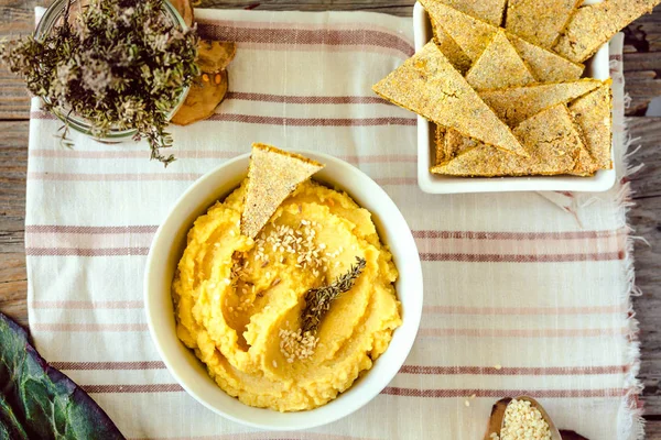 Homemade Savory Pumpkin Hummus. Thanksgiving Appetizer dip on wo — Stock Photo, Image
