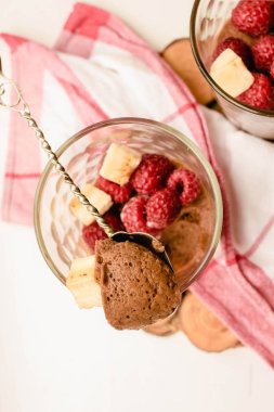 Beyaz mermer tabl Tarih bölümü bardaklarda çikolata chia puding