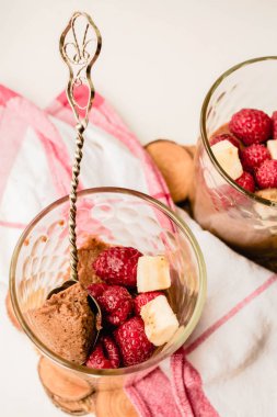 Beyaz mermer tabl Tarih bölümü bardaklarda çikolata chia puding