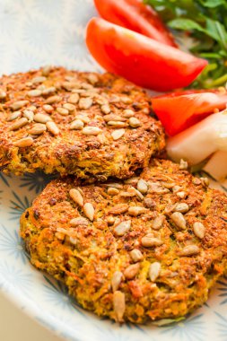 Fasulye ve tohumlar, sebzeler ve otlar ile pişmiş Vegan burgerler. 