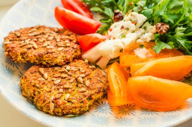 Fasulye ve tohumlar, sebzeler ve otlar ile pişmiş Vegan burgerler. 