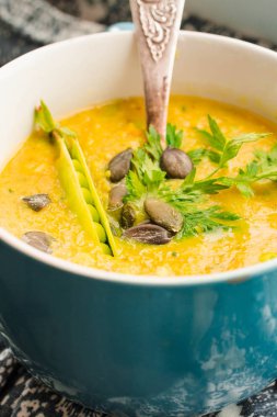 Kabak ve yeşil bezelye krem çorbası ile zerdeçal ve otlar bir bi