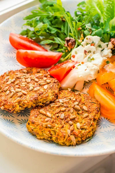 Burgers végétaliens cuits au four aux haricots et graines, légumes et herbes . — Photo