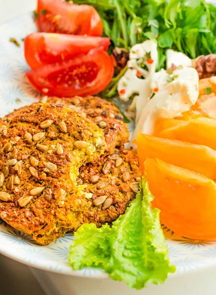 Hambúrgueres vegan assados com feijão e sementes, legumes e ervas . — Fotografia de Stock