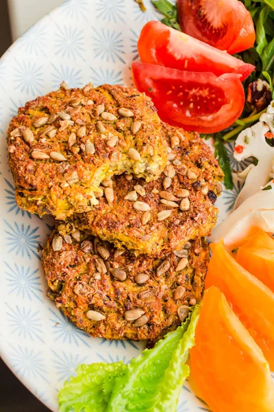 Burgers végétaliens cuits au four aux haricots et graines, légumes et herbes . — Photo