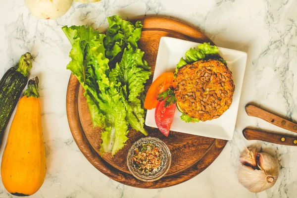 Gebakken veganistische hamburgers met bonen en zaden, groenten en kruiden. — Stockfoto