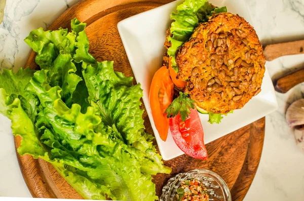 Fasulye ve tohumlar, sebzeler ve otlar ile pişmiş Vegan burgerler. — Stok fotoğraf