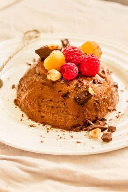 Ahududu ile çikolata mousse. Diyet detoks gıda kavramı.