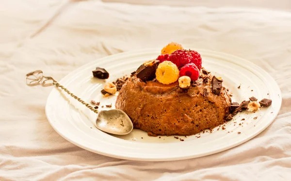 Mousse de chocolate con frambuesas. Copia espacio para texto. Horizonte — Foto de Stock