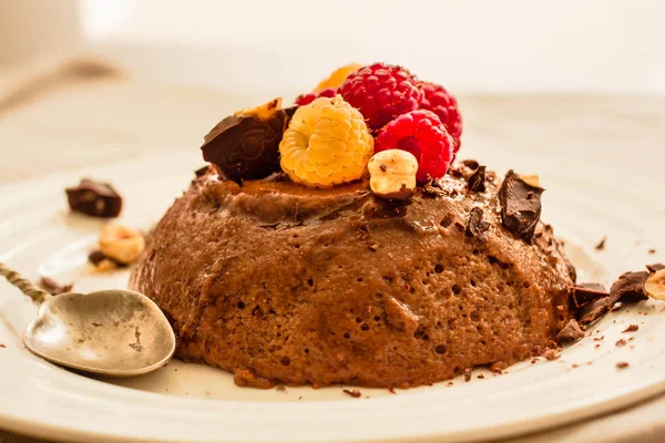 Mousse de pastel de chocolate con frambuesas. Horizontal . —  Fotos de Stock