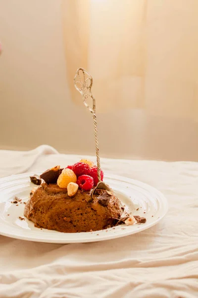 Schokoladenmousse mit Himbeeren. Kopierraum für Text. — Stockfoto