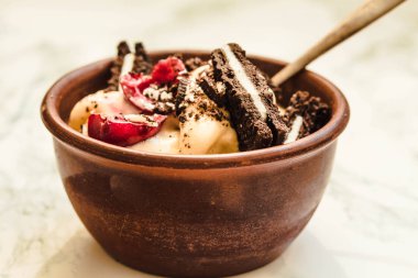 Beyaz bir kiraz ve kekik kurabiye ile Muz vegan dondurma