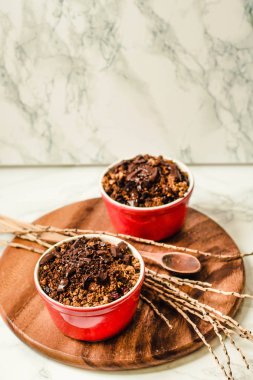 Çikolata granola ile Kiraz crumble porsiyonlu servis