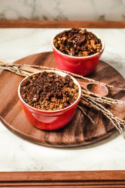 Çikolata granola ile Kiraz crumble porsiyonlu servis