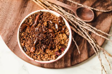 Çikolata granola ile Kiraz crumble porsiyonlu servis