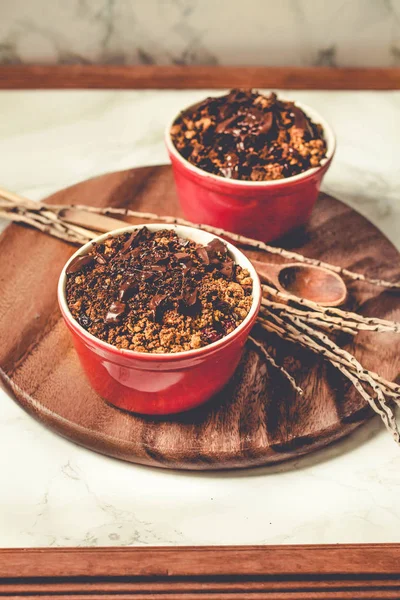 Cereja desmoronar com granola de chocolate servido em porcionado — Fotografia de Stock