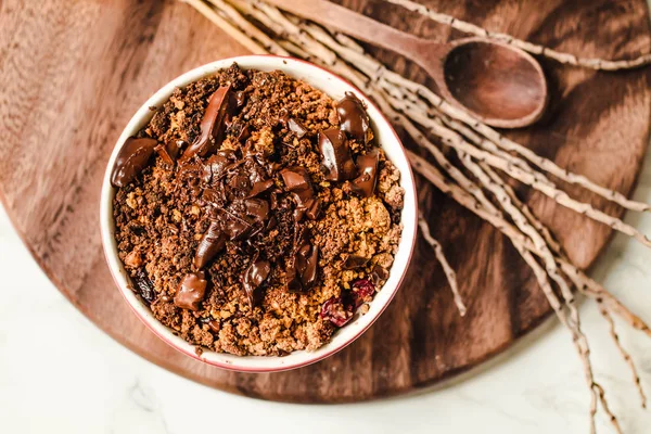 Çikolata granola ile Kiraz crumble porsiyonlu servis