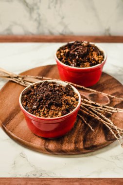 Çikolata granola ile Kiraz crumble porsiyonlu servis