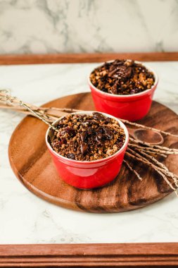 Çikolata granola ile Kiraz crumble porsiyonlu servis