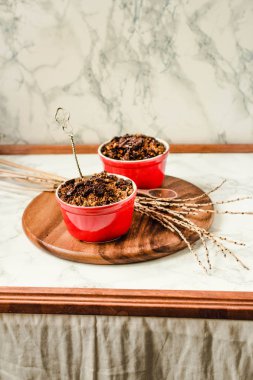 Granola ahşap bir ro maltlı çikolata ile iki bardak içinde ufalamak