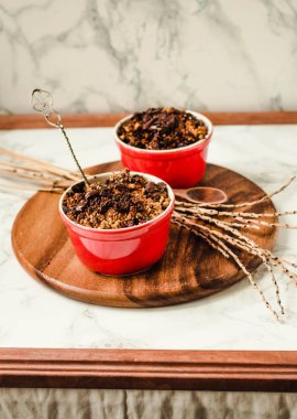 Granola ahşap bir ro maltlı çikolata ile iki bardak içinde ufalamak