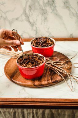 Çikolata granola ile Kiraz crumble porsiyonlu servis