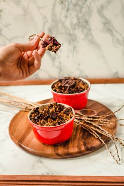 Çikolata granola ile Kiraz crumble porsiyonlu servis