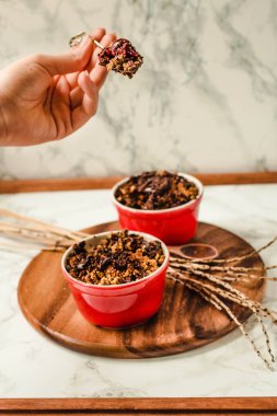 Çikolata granola ile Kiraz crumble porsiyonlu servis